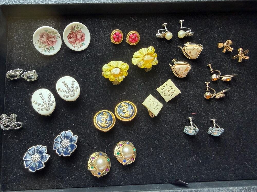 Vintage Earrings Lot of 15 Pair Clip On & Screw Back Unsigned Mixed Materials